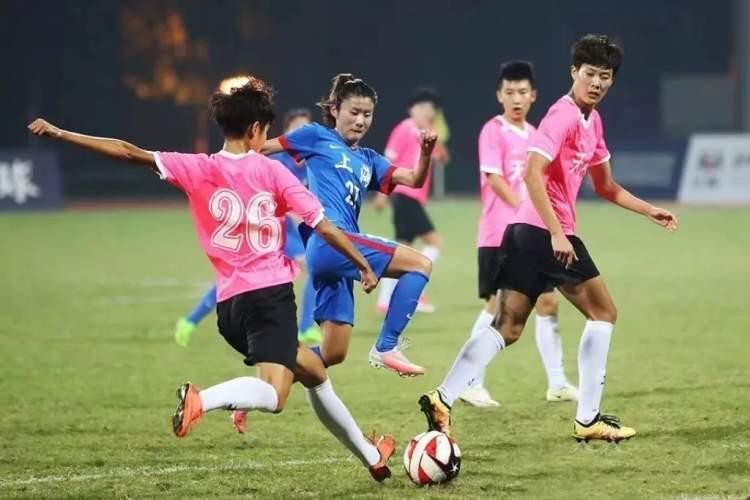 国际足球赛场上,女运动员们展现出色技术和拼搏精神的简单介绍 国际足球赛场上,女运动员们展现出色技术和拼搏精神的简单介绍