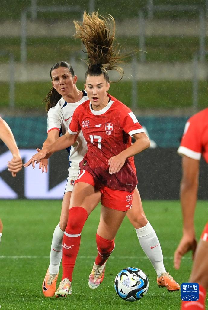 瑞士女足球员努力拼搏，取得胜利