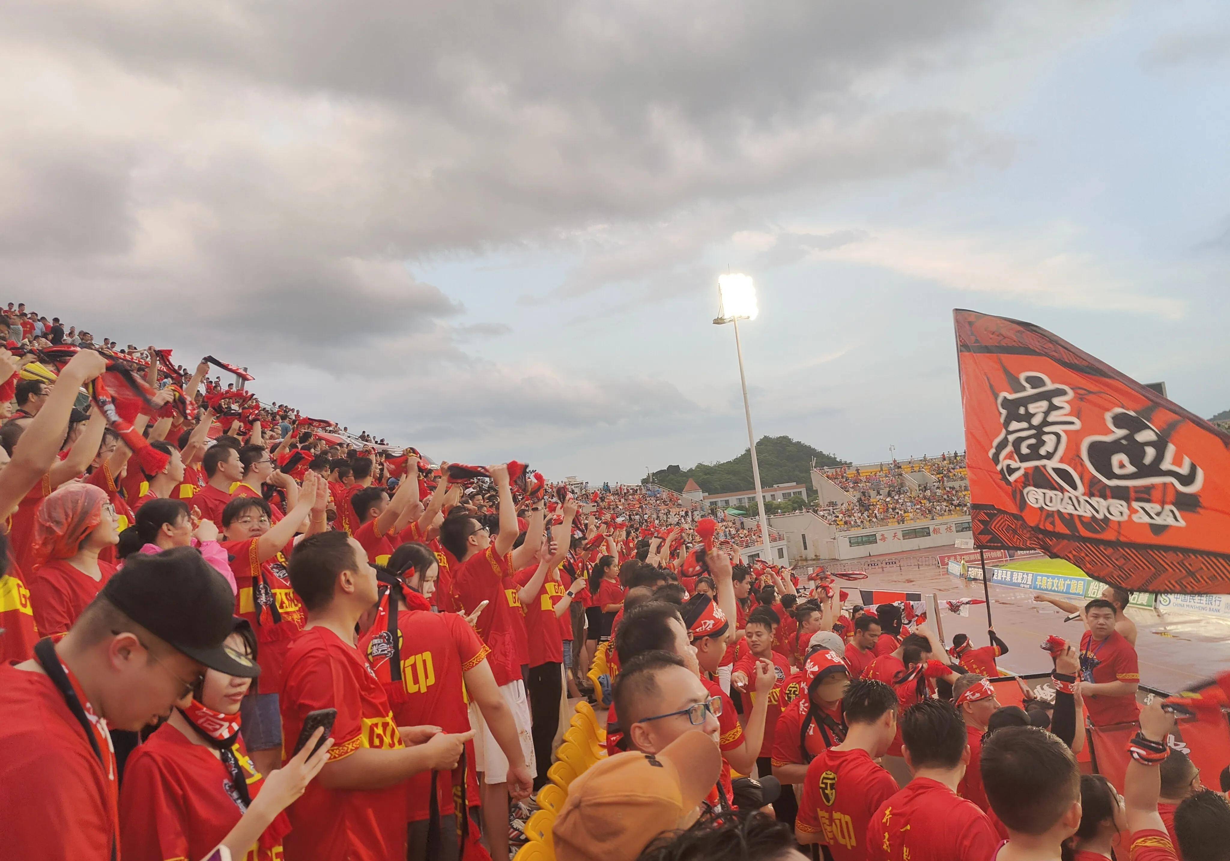 爱游戏官方登录入口-观众热情点燃现场氛围，为球队加油助威