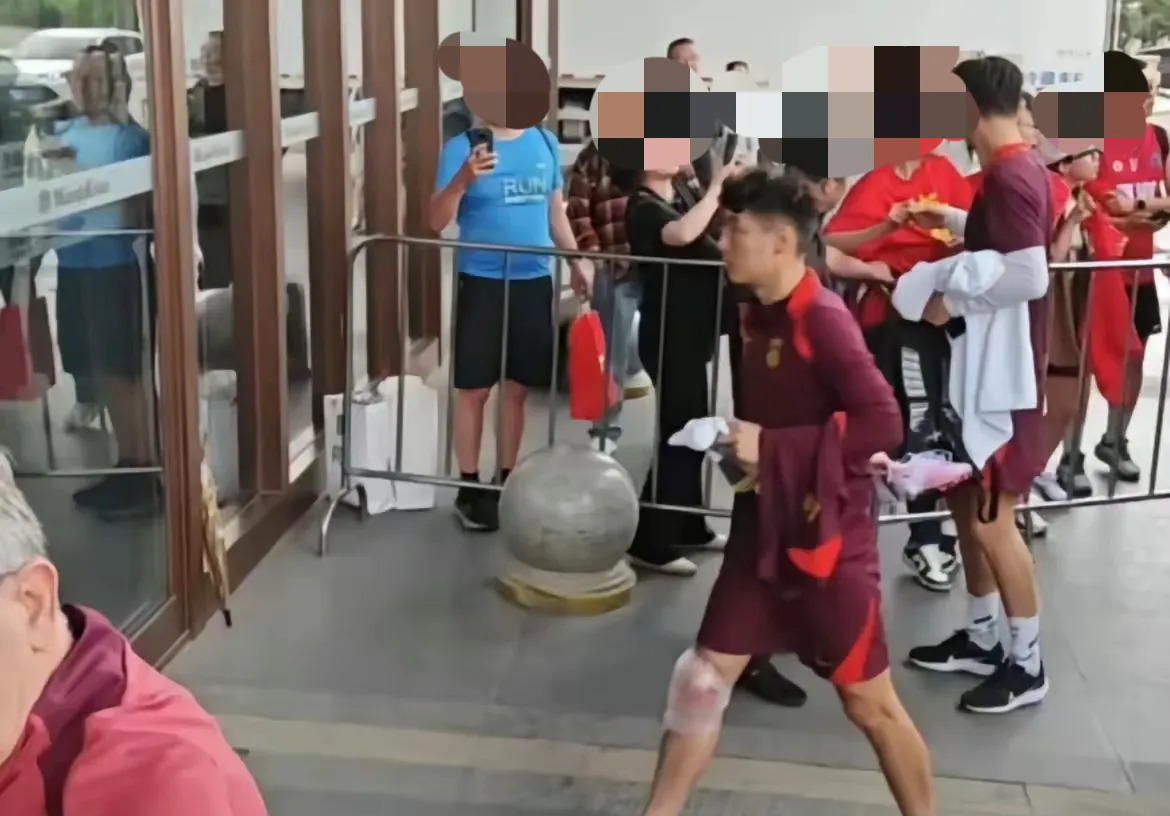 爱游戏官方入口-包含关键球员受伤缺席，球队面临巨大挑战的词条