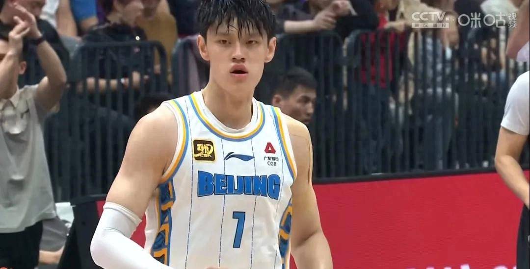 爱游戏官网-篮球联赛半决赛胜者晋级，决赛对决即将到来的简单介绍