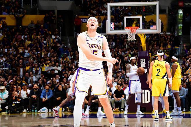 爱游戏网页版登录入口-篮球名宿突然现身球场观战，球迷粉丝热情追随的简单介绍