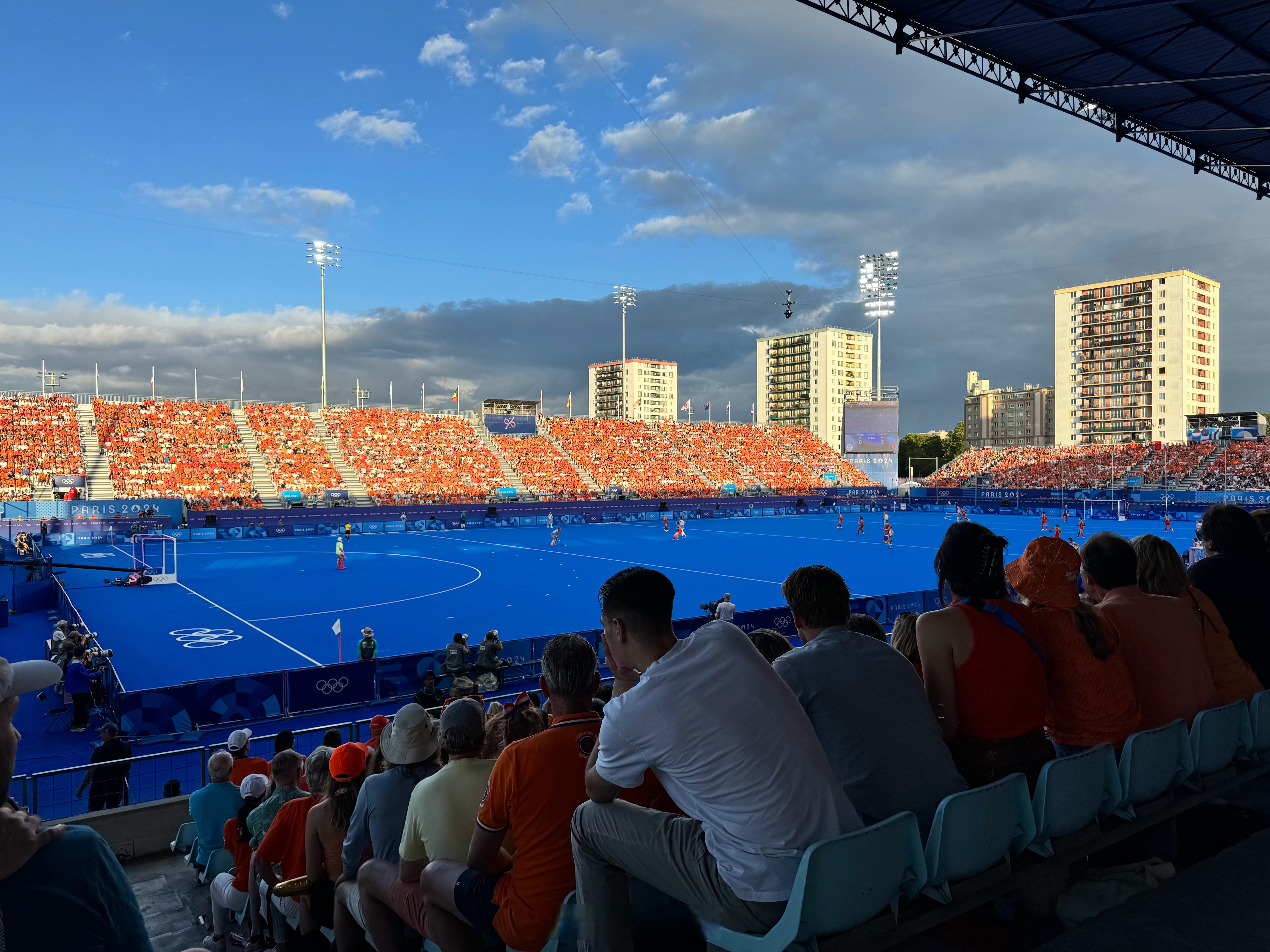 篮球名宿突然现身球场观战,球迷粉丝热情追随的简单介绍 篮球名宿突然现身球场观战,球迷粉丝热情追随的简单介绍