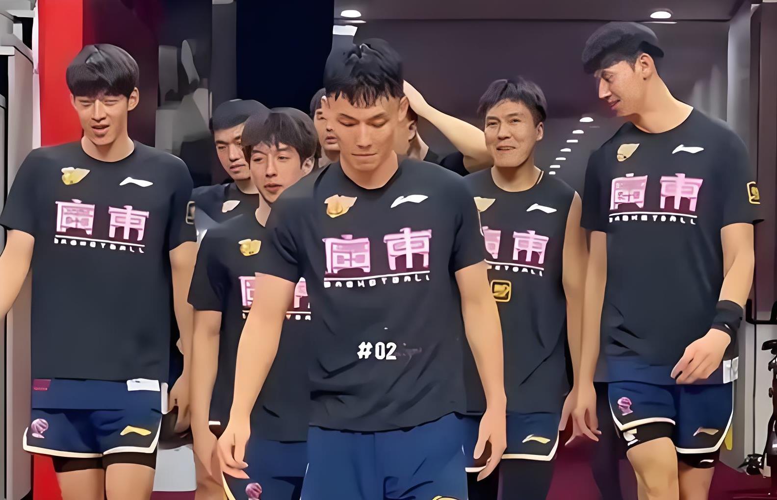 爱游戏登录入口-福建男篮队员斗志昂扬，力克对手