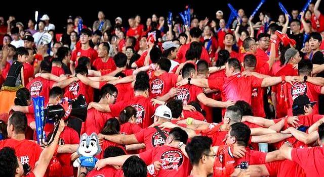 爱游戏-胜利的喜悦无以言表，足球比赛现场热闹非凡的简单介绍