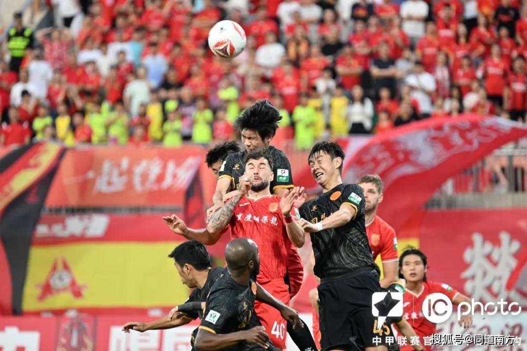 主场优势突显,球队球迷团结一心为之助威 主场优势突显,球队球迷团结一心为之助威