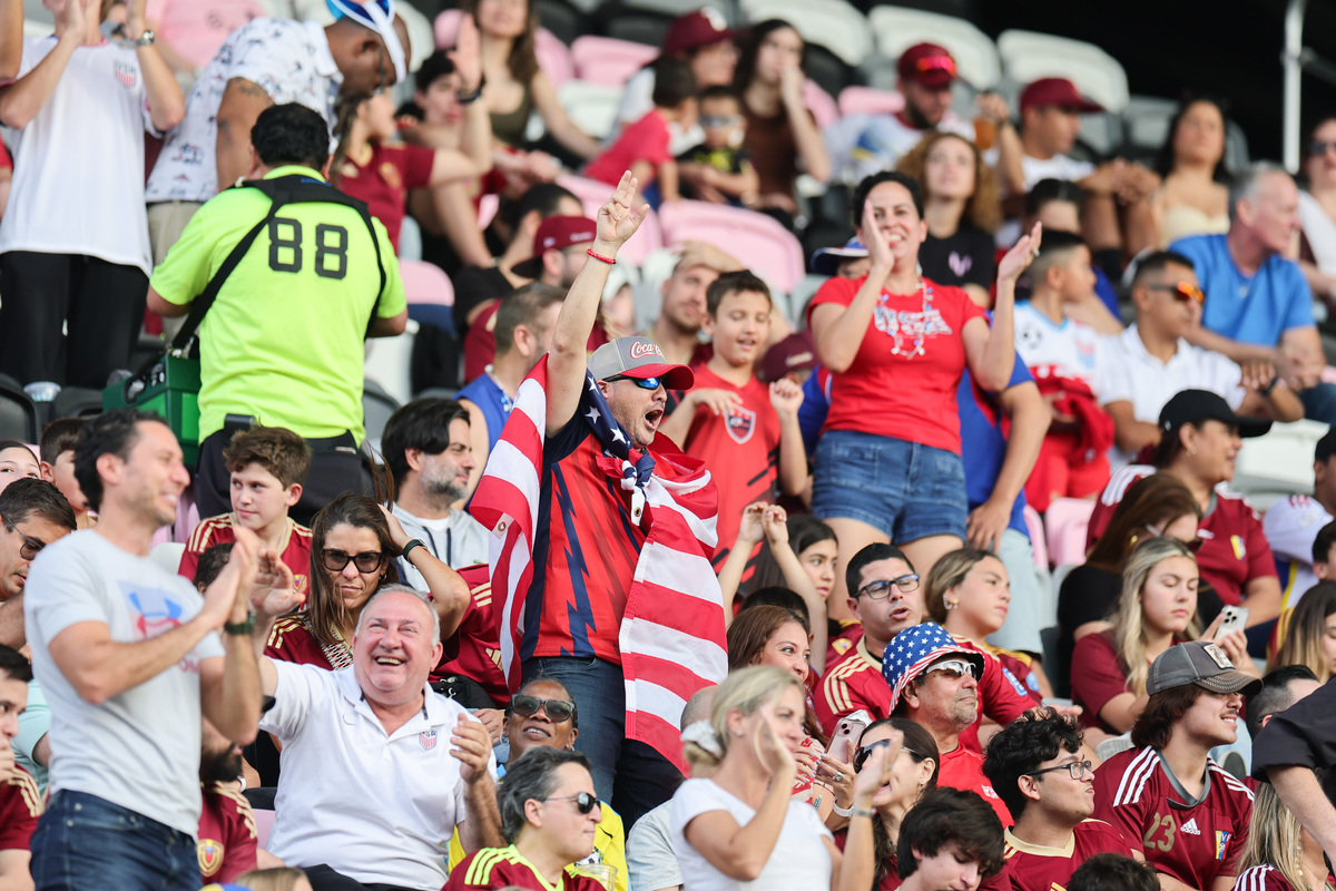 足球比赛的精彩瞬间即将呈现，球迷们沸腾不已的简单介绍