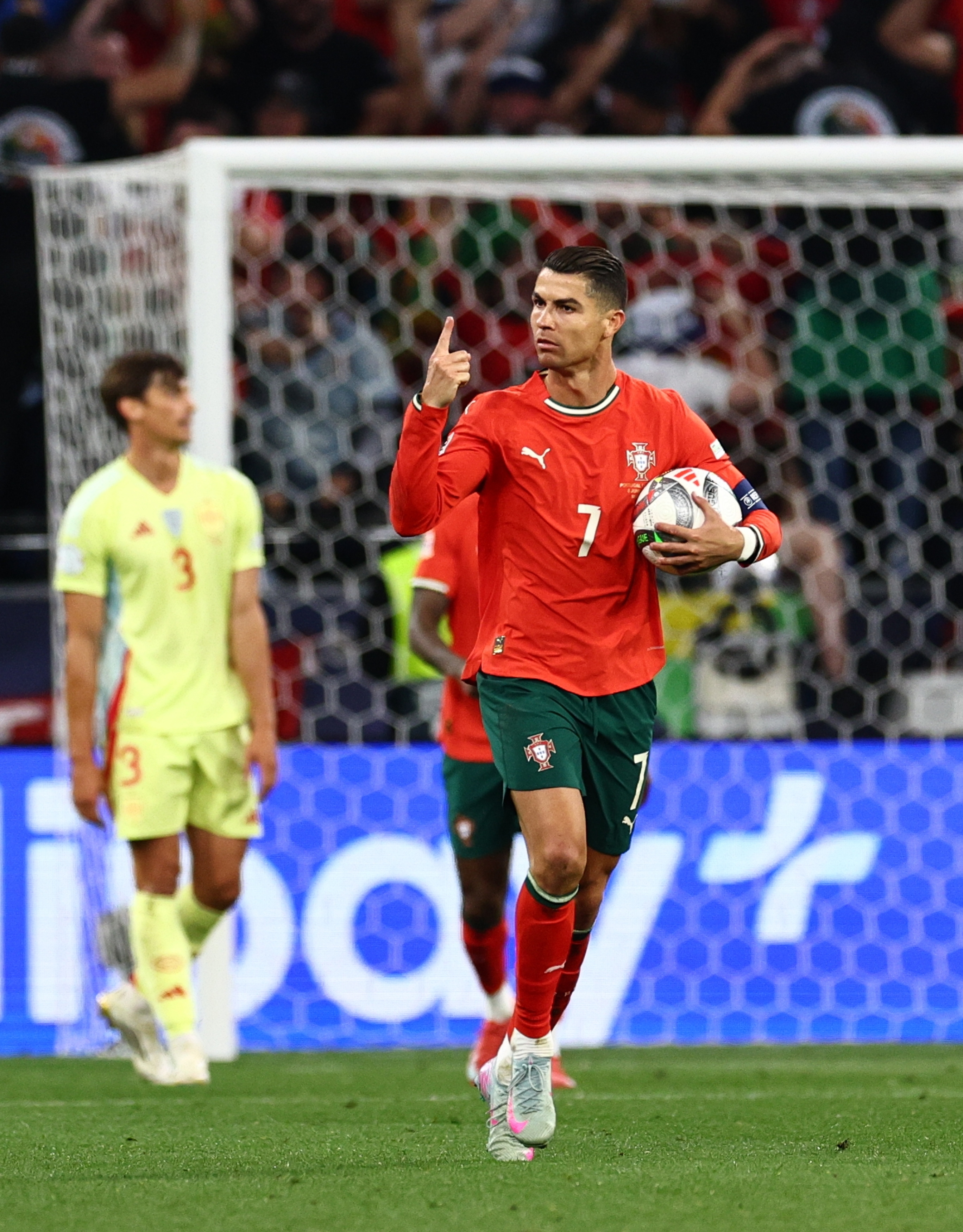 爱游戏亚洲官网-葡萄牙队大胜荷兰，晋级欧洲锦标赛