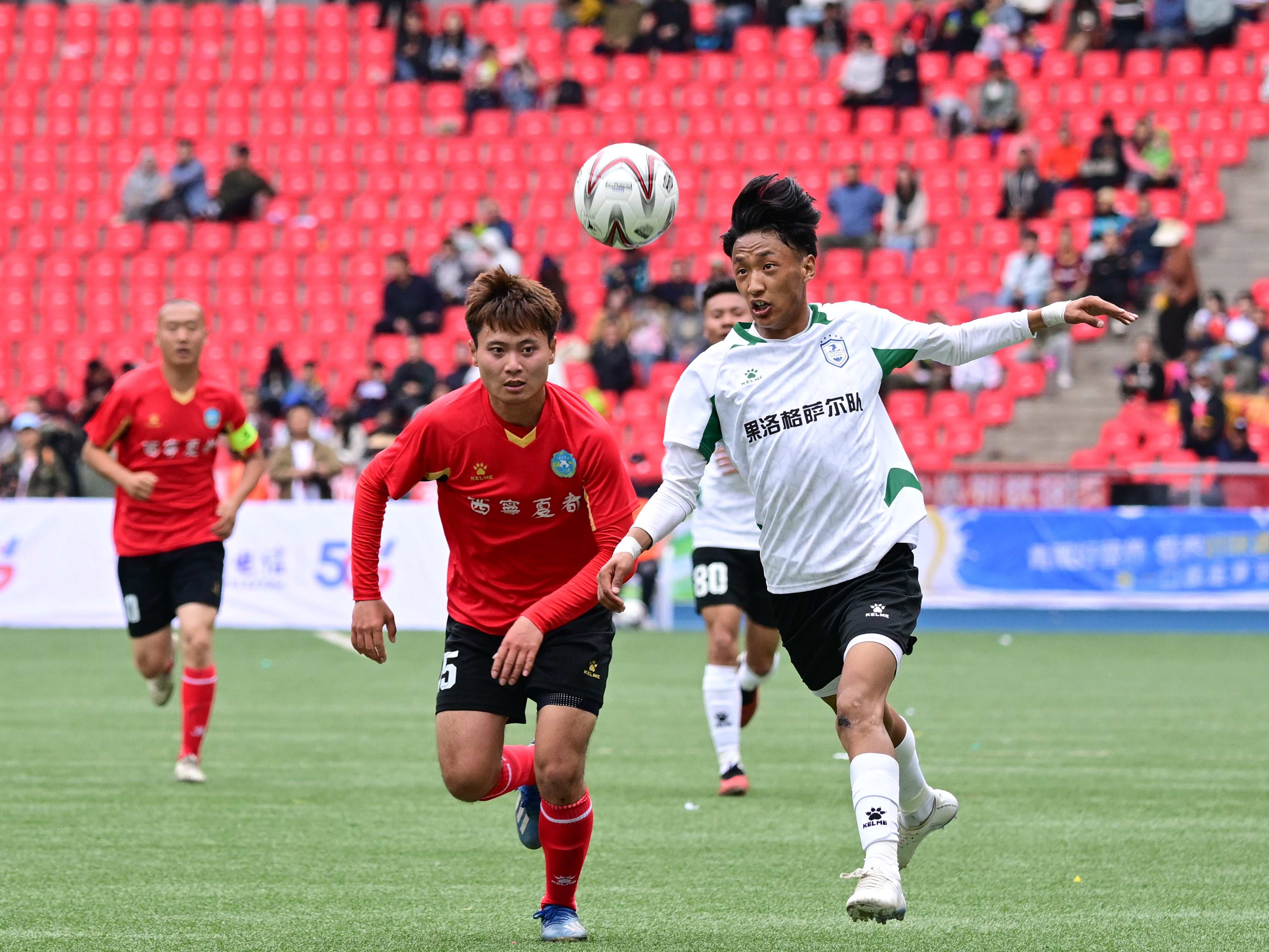 青海队在主场比赛中全力以赴,实现了激烈对抗 青海队在主场比赛中全力以赴,实现了激烈对抗