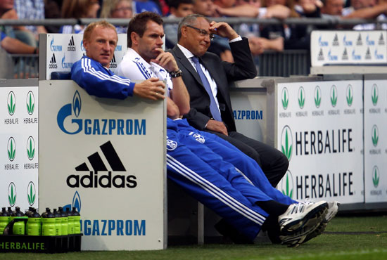 关于沙尔克遭遇两连败，降级形势日益严峻的信息