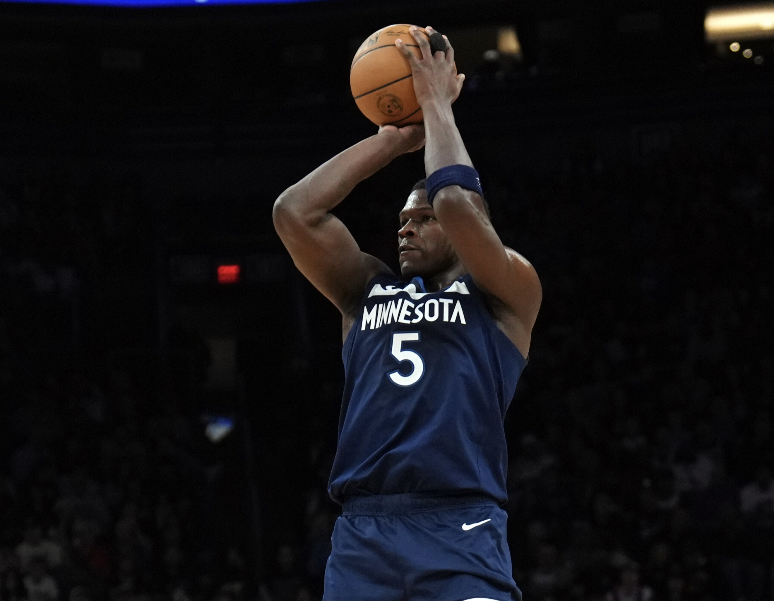 包含爵士队队员多面手统治比赛现场的词条