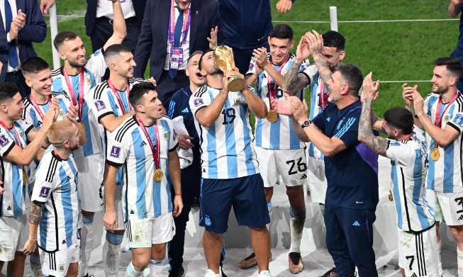 尼马表现出色,帮助球队夺冠 尼马表现出色,帮助球队夺冠