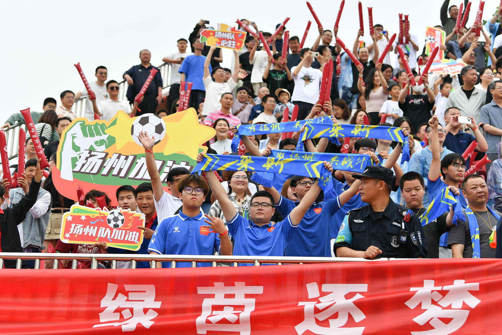 情感绽放!中超球队斗志昂扬追逐胜利 情感绽放!中超球队斗志昂扬追逐胜利