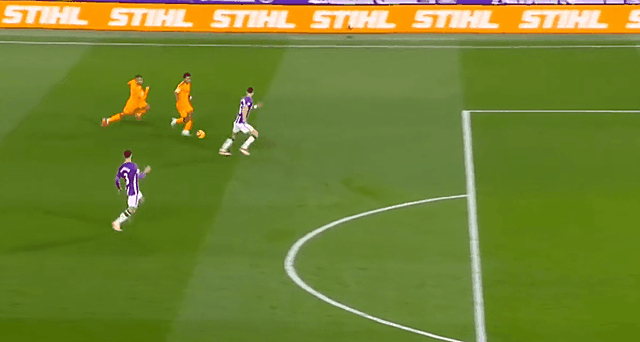 爱游戏在线登录-包含紧张对决，场上攻守交接精彩的词条