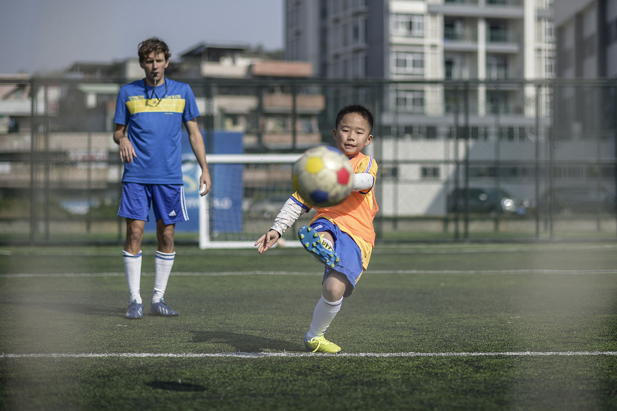 爱游戏网页版入口-足坛一角：世界级球员展现技艺，场面激烈的简单介绍