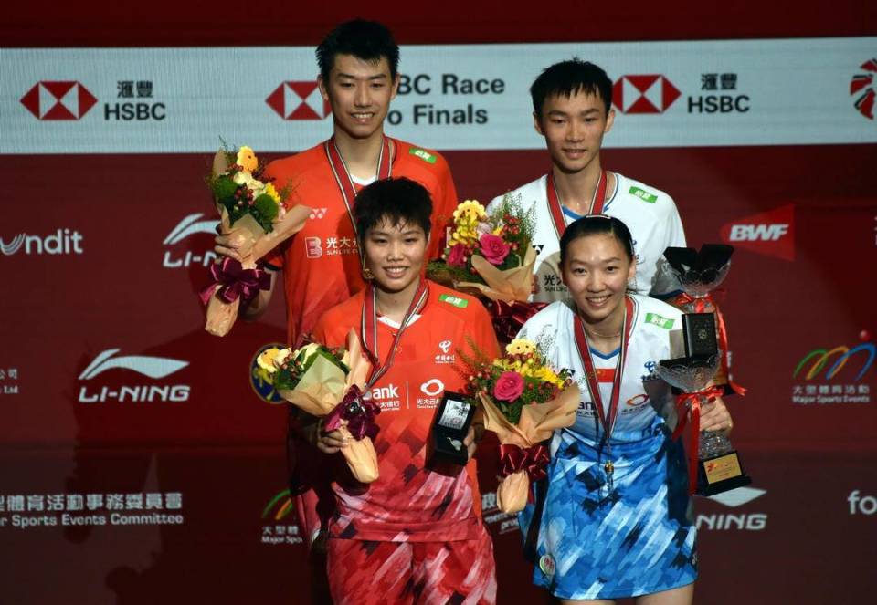 爱游戏网页版-羽毛球混双比赛中，中国选手斩获金牌